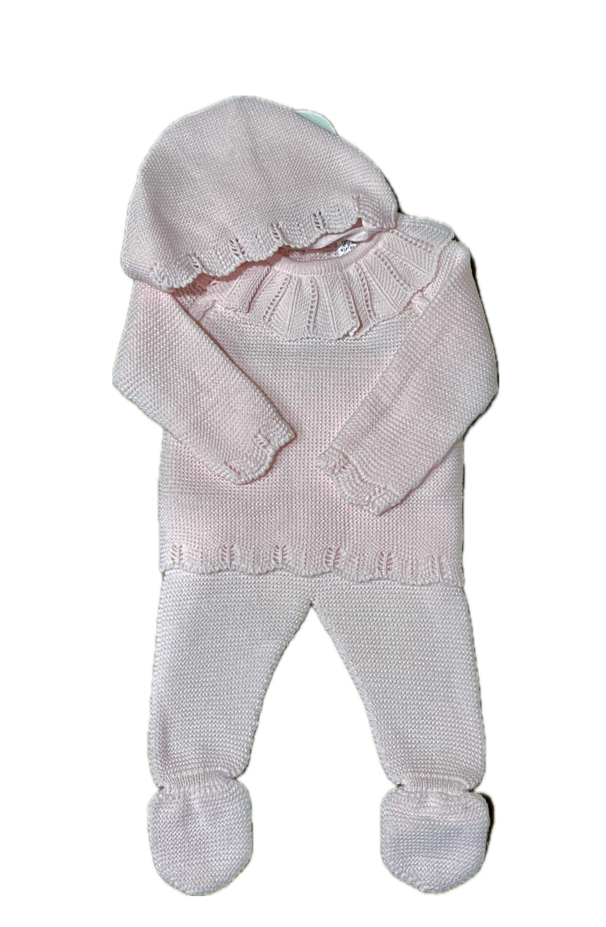 Conjunto de punto rosa con cuello olan tejido y gorro