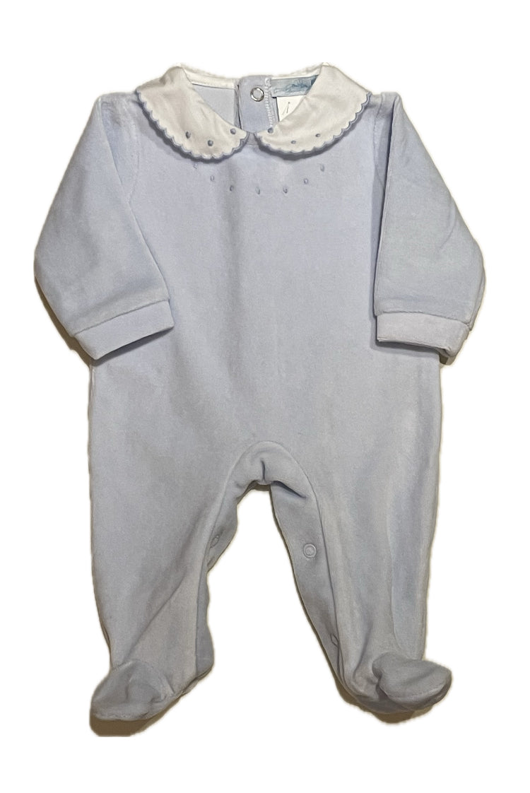 Mameluco tipo velour, con cuello bordado con puntos