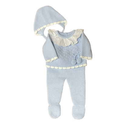 Conjunto de punto tres piezas con cuello olán y moño con pon-pones